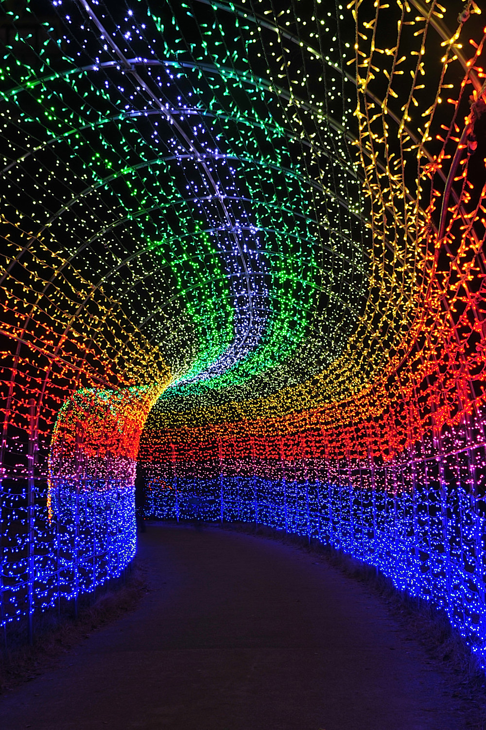 全長70mにも及ぶ「虹のトンネル」